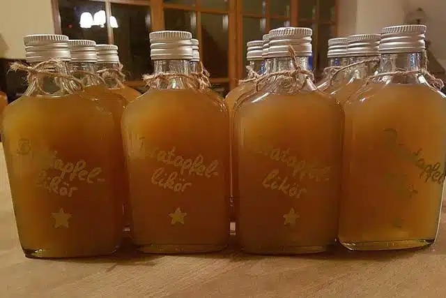 Bratapfellikör Rezept, warm mit Sahne nochmal so lecker!