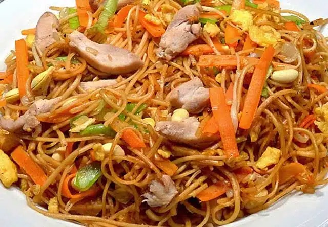 Chinesisch gebratene Nudeln mit Hühnchenfleisch, Ei und Gemüse Rezept
