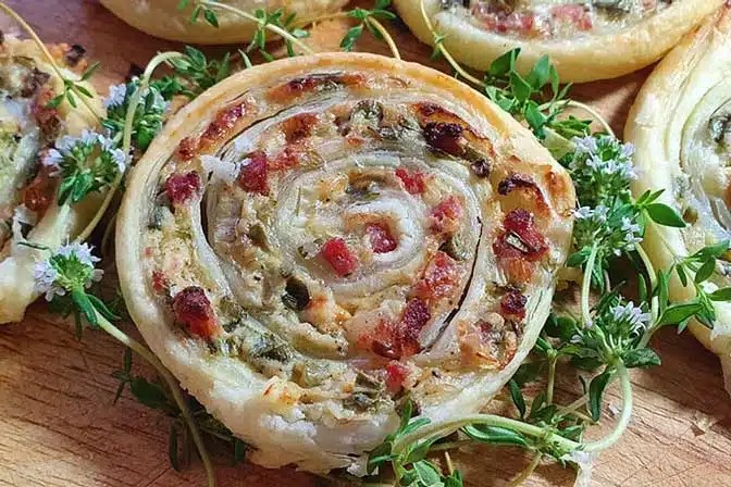 Flammkuchenrolle Rezept Blätterteig mit pikanter Füllung
