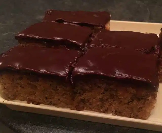 Schneller Nuss-Apfelkuchen mit Schokoglasur Rezept
