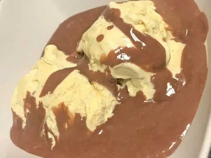 Vanilleeis Mit Heißer Schokosauce Rezept
