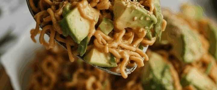 Alles nur 300 Kalorien, Nudel Avocadosalat ein gesunder Sattmacher