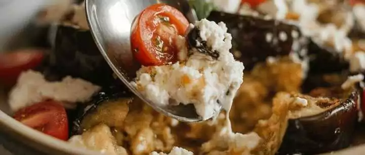 Auberginensalat mit Schafskäse – Dein mediterraner Grilltraum!