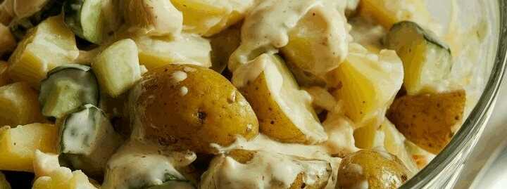 Bauernsalat mit Kartoffeln und Gurken