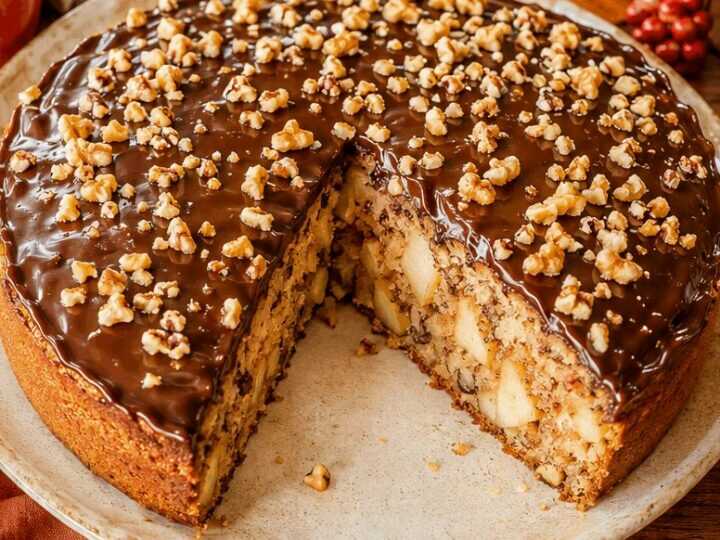Blitzschneller Nuss-Apfelkuchen mit köstlicher Schokoglasur, den du lieben wirst!