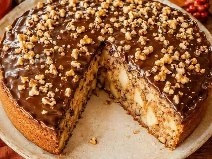 Blitzschneller Nuss-Apfelkuchen mit köstlicher Schokoglasur