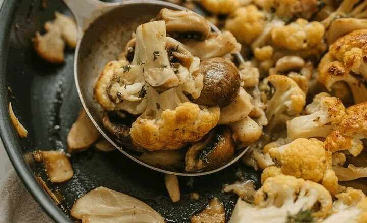 Blumenkohl-Champignon-Pfanne mit gerösteten Mandeln und Zitrone
