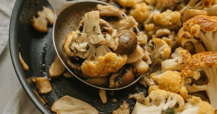 Blumenkohl-Champignon-Pfanne mit gerösteten Mandeln und Zitrone