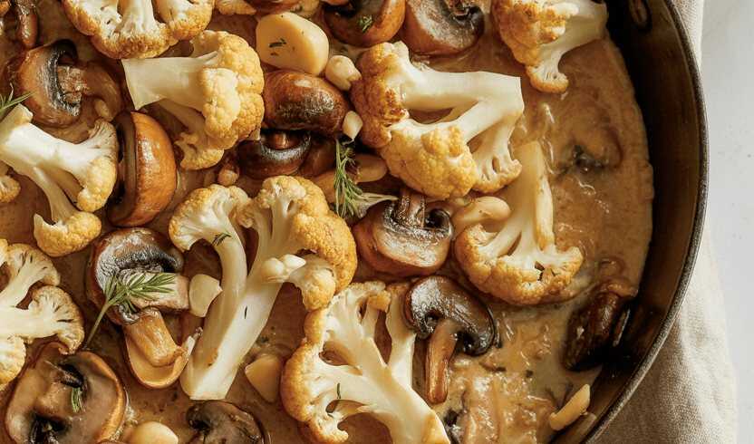 Blumenkohl-Champignon-Pfanne mit Knoblauch und Gemüsebrühe