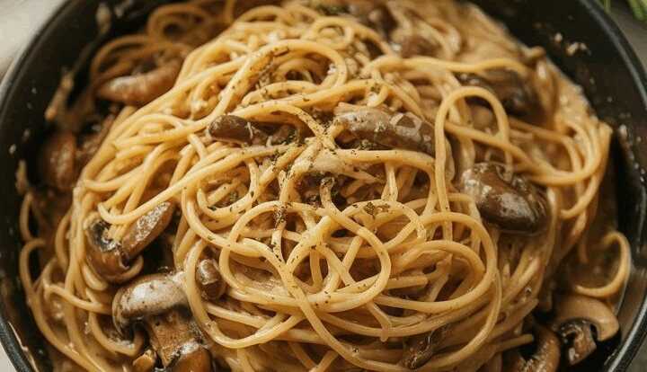 Champignons Spaghetti in der Pfanne gemacht