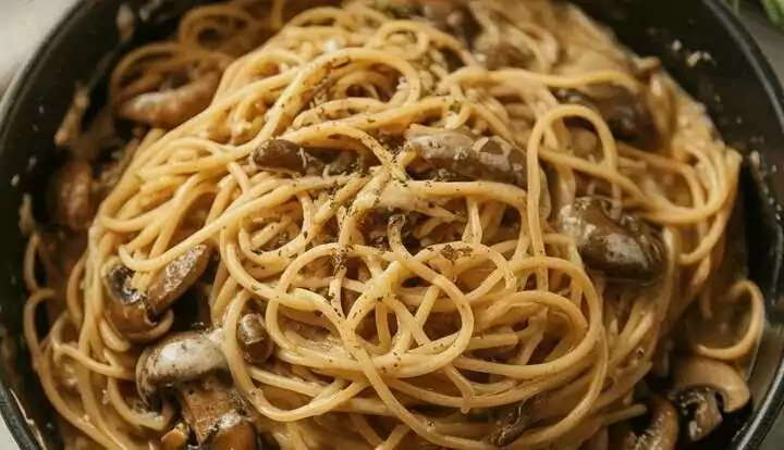 Champignons Spaghetti in der Pfanne gemacht