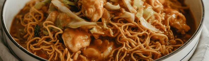 Chinesische Hähnchenpfanne mit Spitzkohl und Zwiebel – so sieht es fertig aus