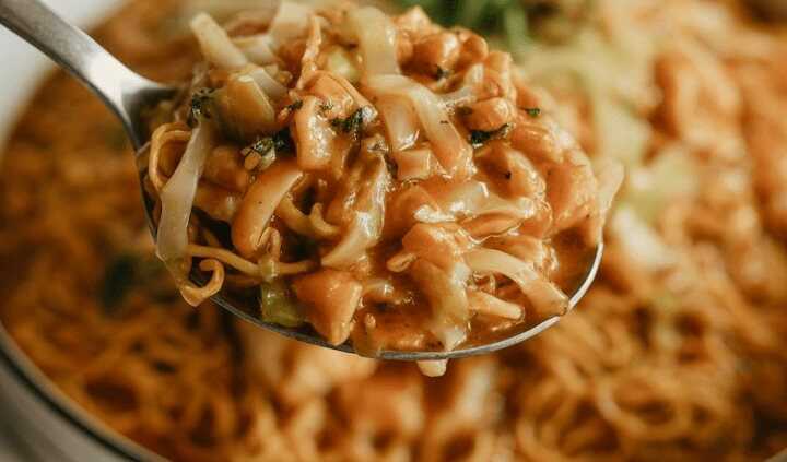 Chinesische Hähnchenpfanne mit Spitzkohl und Zwiebel