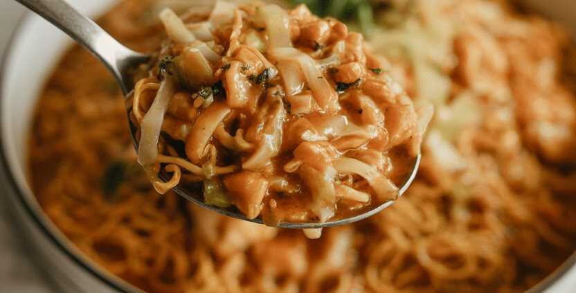 Chinesische Hähnchenpfanne mit Spitzkohl und Zwiebel