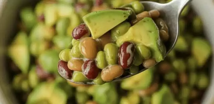 Cremiger Avocado-Bohnen-Salat mit Limetten-Dressing (Vegan)