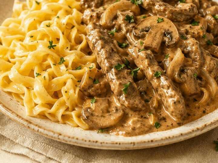 Cremiges Blitz-Stroganoff mit Ei-Nudeln in nur 40 Minuten!