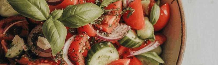 Ein Salat den einfach alle llieben mit 450 g Tomaten – so sieht es fertig aus