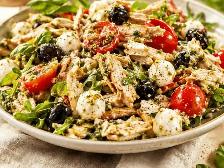 Einfache Italienische Hähnchensalat-Kreation mit Pesto und Mozzarella-Genuss entdecken!
