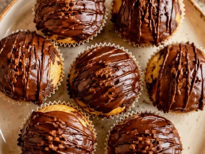 Entdecke unwiderstehliche Donauwellen-Muffins mit zarter Schokobons-Füllung!
