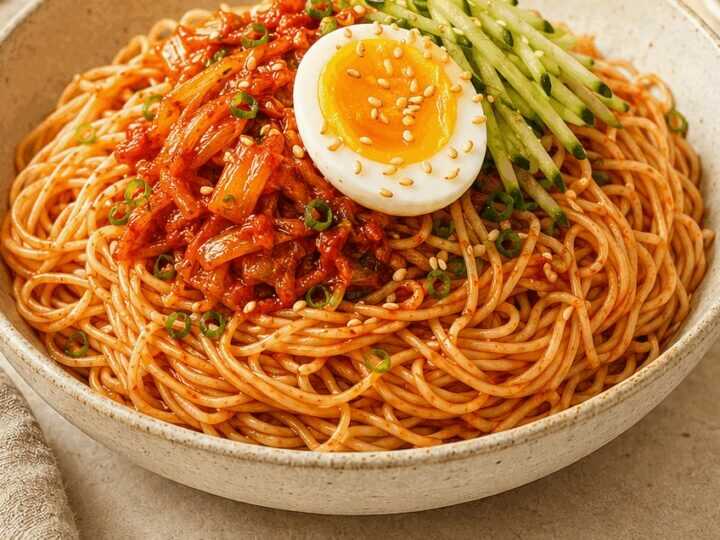 Erfrischend und Lecker: Kimchi Bibim Guksu – Dein neuer Sommerhit!