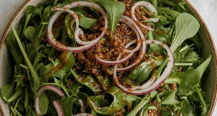 Feldsalat mit Balsamico und Zwiebeln