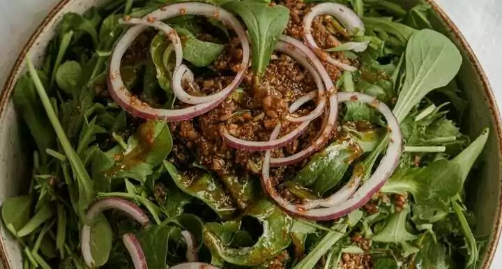 Feldsalat mit Balsamico und Zwiebeln