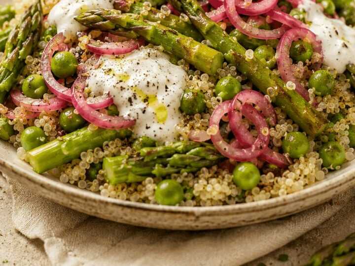Freue dich auf ein frühlingshaftes Quinoa-Erlebnis mit Spargel, Erbsen & eingelegten Zwiebeln!