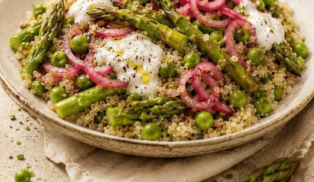 Freue dich auf ein frühlingshaftes Quinoa-Erlebnis mit Spargel, Erbsen & eingelegten Zwiebeln!