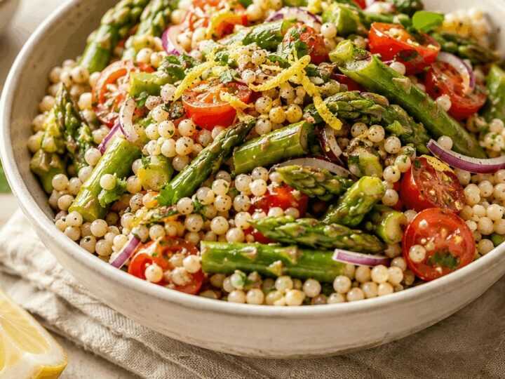 Frischer Frühlingsgenuss: Zitronen-Spargel-Couscous-Salat mit Tomaten entdecken!