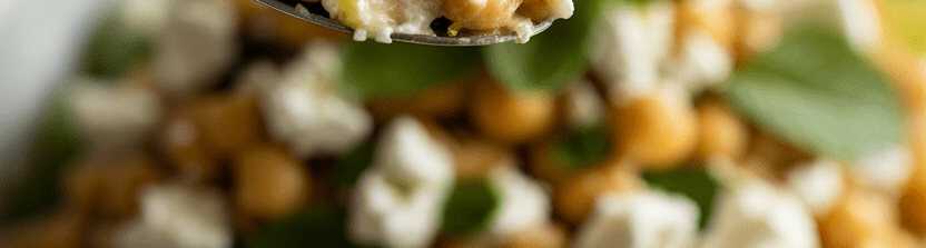 Frischer mediterraner Kichererbsen-Salat mit Feta und Minze – so sieht es fertig aus