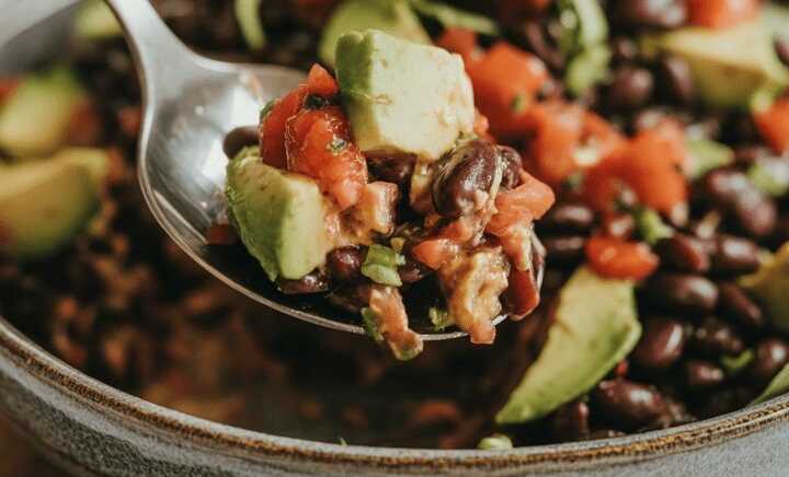 Schwarze-Bohnen-Salat mit Avocado und Honig-Limetten-Dressing