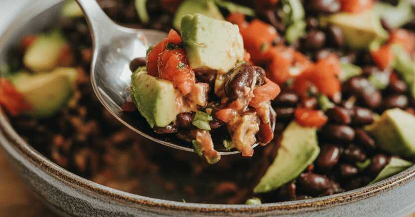 Schwarze-Bohnen-Salat mit Avocado und Honig-Limetten-Dressing