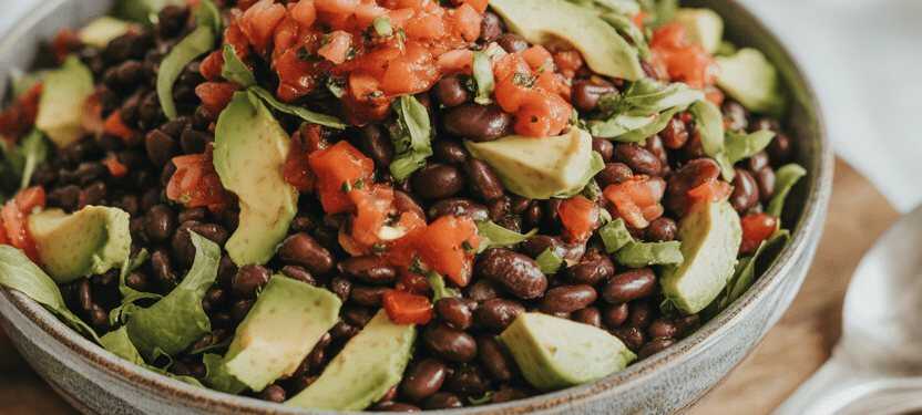 Frischer Mexikanischer Salat mit Schwarzen Bohnen und Avocado – so sieht es fertig aus