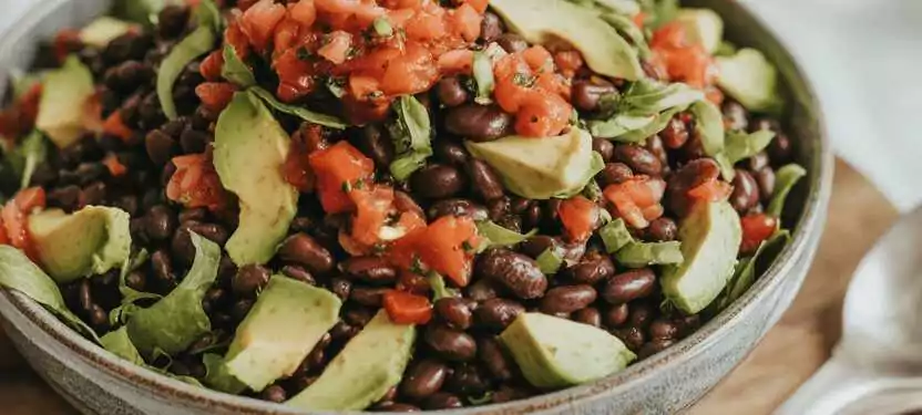 Frischer Mexikanischer Salat mit Schwarzen Bohnen und Avocado – so sieht es fertig aus