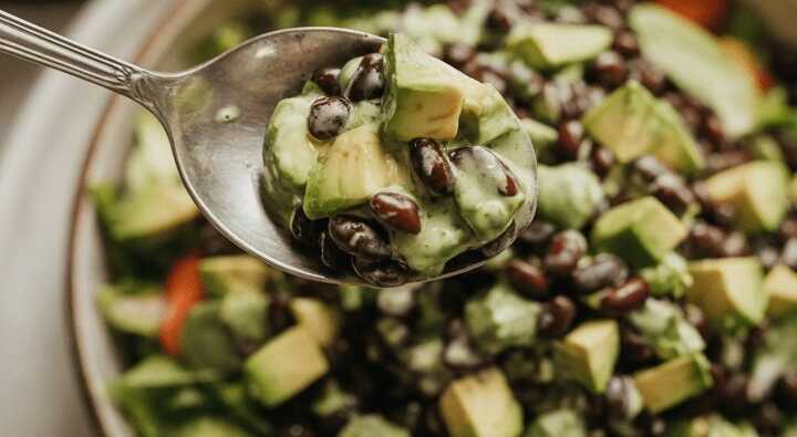 Mexikanischer Bohnensalat mit Avocado und Limettendressing