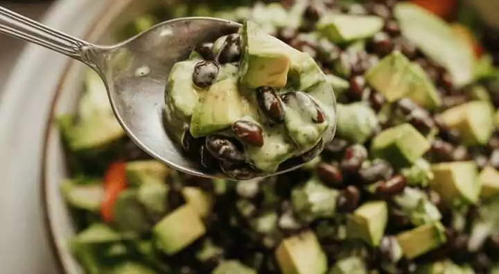 Mexikanischer Bohnensalat mit Avocado und Limettendressing