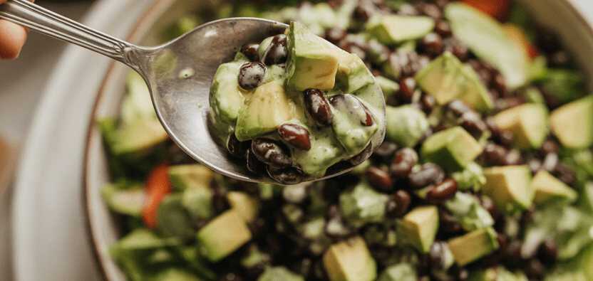 Mexikanischer Bohnensalat mit Avocado und Limettendressing