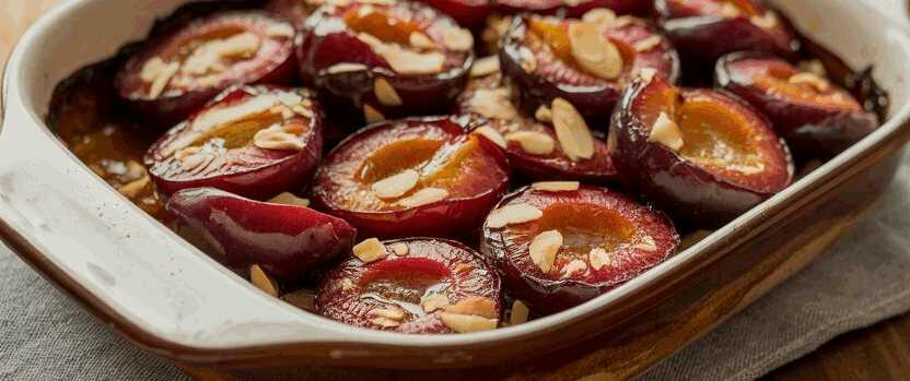 Gebackene Pflaumen mit Mandeln aus dem Airfryer – so sieht es fertig aus