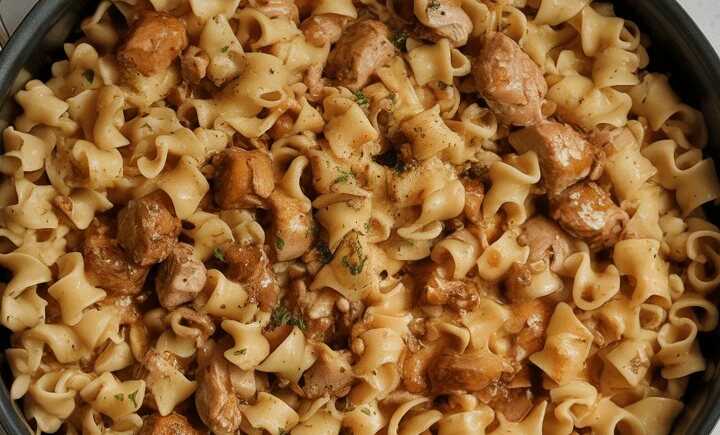 Gebratene Nudeln mit 200g Hähnchenfleisch und 150g Woknudeln