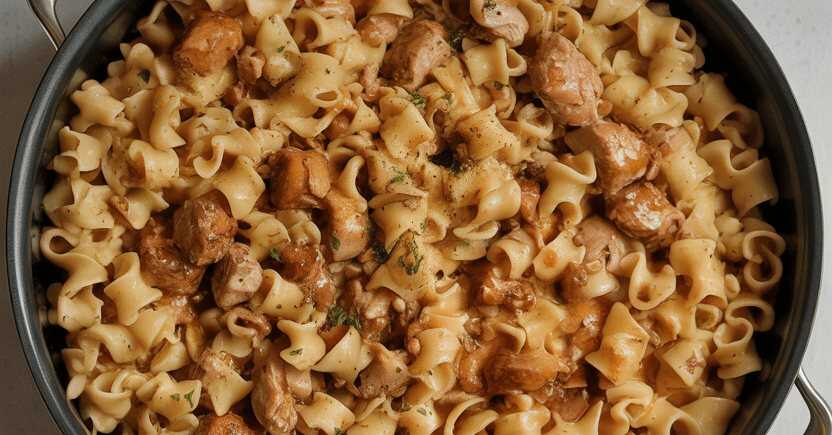 Gebratene Nudeln mit 200g Hähnchenfleisch und 150g Woknudeln