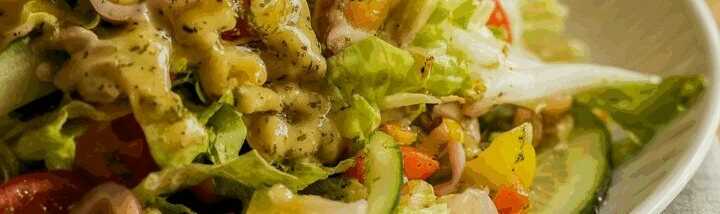 Gemüsesalat mit Zitronen-Olivenöl-Dressing
