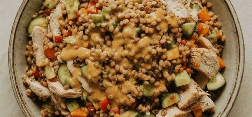 Getreidesalat mit leichter Vinaigrette – so sieht es fertig aus