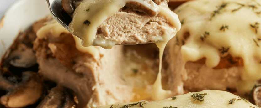 Gratinierte Hähnchenfilets mit 450 g Champignons & 100 g Goudakäse – so sieht es fertig aus
