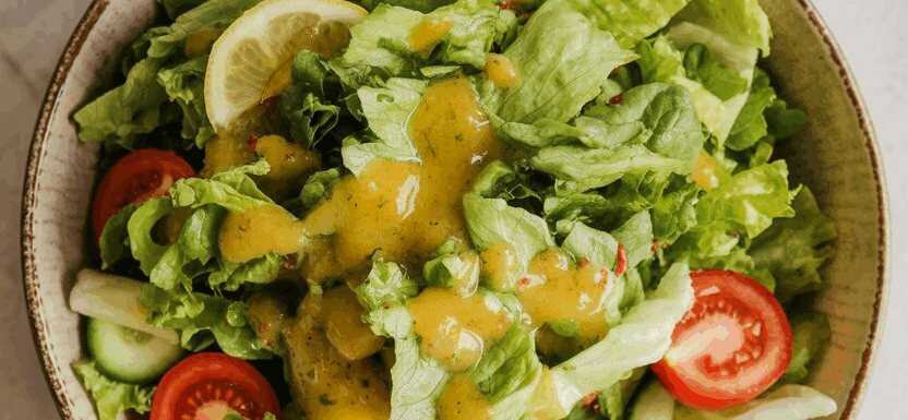 Grüner Salat mit Zitronenvinaigrette – so sieht es fertig aus