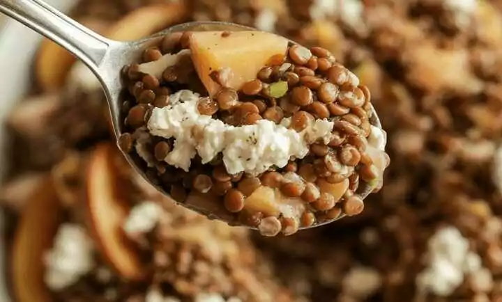 Herzhafter Linsensalat mit gerösteten Äpfeln und Ziegenkäse