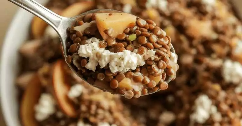 Linsensalat mit gerösteten Äpfeln und Ziegenkäse