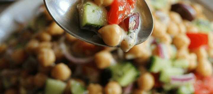Herzhafter Mediterraner Kichererbsen-Salat