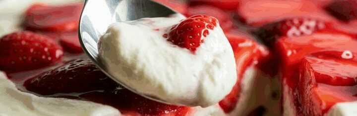 Ich verrühre Mascarpone mit 350 g Erdbeeren, Erdbeerkuchen ohne Backen