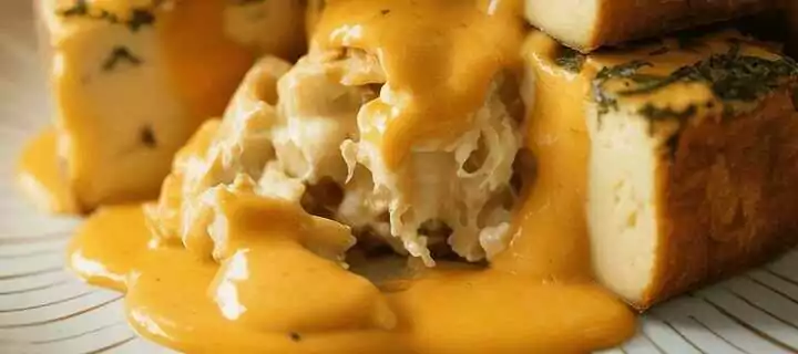 Käsewürfel mit Kräuterpanade