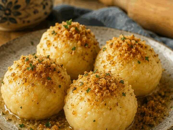 Kartoffelknödel mit Bröselbutter – in 20 Minuten auf dem Tisch